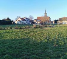 Le terrain avec la vue sur l'église