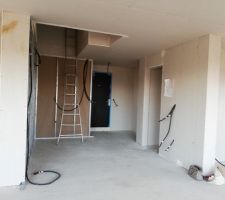 Future entrée avec à droite l'accès au garage