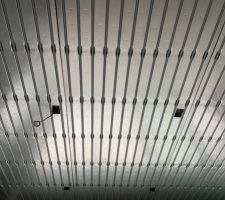 Plafino au plafond avec découpe pour les luminaires