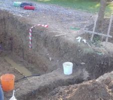 Préparation des fouilles pour la cave. Nous sommes contents,  nous en avons bientôt fini avec la boue!