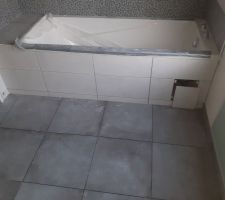 La pose du carrelage et de la faïence à commencer.
Ragréage sur tout l'étage et le garage...
Mise en chauffe des pièces avant la pose. 
Une couche supplémentaire d'imperméabilisant sur le BA13 spécial pièce humide. 
Coffrage de tous les wc suspendus et du tablier de la baignoire. 
Pose du carrelage et des baguettes de finition