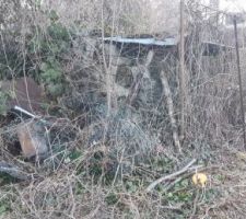 Bon alors au d&eacute;part, le terrain c'est un peu la jungle avec les reste d'un poulailler &agrave; cheval entre notre terrain et celui du voisin !