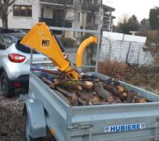 Voil&agrave; le gros est fait, on a broy&eacute; les petites branches et on embarque le reste pour en faire du bois de chauffage ! Il reste que les arbres du fond mais on verra &ccedil;a plus tard.