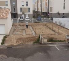 1 semaine pile apr&egrave;s les tranch&eacute;es, voici les fondations coul&eacute;es. Maintenant, faut que &ccedil;a s&egrave;che !