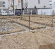 1 semaine pile apr&egrave;s les tranch&eacute;es, voici les fondations coul&eacute;es. Maintenant, faut que &ccedil;a s&egrave;che !