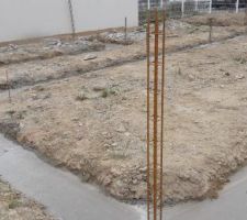 1 semaine pile apr&egrave;s les tranch&eacute;es, voici les fondations coul&eacute;es. Maintenant, faut que &ccedil;a s&egrave;che !