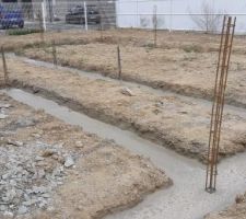 1 semaine pile apr&egrave;s les tranch&eacute;es, voici les fondations coul&eacute;es. Maintenant, faut que &ccedil;a s&egrave;che !