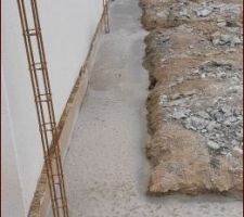 1 semaine pile apr&egrave;s les tranch&eacute;es, voici les fondations coul&eacute;es. Maintenant, faut que &ccedil;a s&egrave;che !