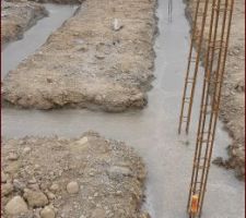 1 semaine pile apr&egrave;s les tranch&eacute;es, voici les fondations coul&eacute;es. Maintenant, faut que &ccedil;a s&egrave;che !