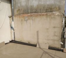 Mur existant (a surélevé) en avant en arrière mur voisin , maison a gauche