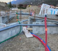 Tirage de certaines gaines avant la pose des poutrelles/hourdis...