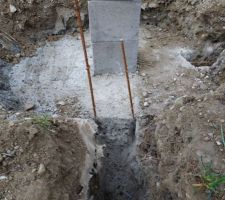 Burinage du béton de la semelle du poteau pour retrouver les aciers de liaison. Un gros boulot pour enlever tout ça. D'ailleurs j'ai eu du mal à retrouver exactement la pliure, j'espère être au bon endroit.
J'en profite pour percer 2 trous au cas où il faille sceller des aciers, si jamais le repliage des aciers se passait mal.