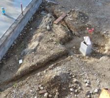 Rebouchage en cours. 2 rehausses ont été positionnées pour coffrer le futur poteau.