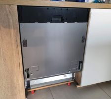 Pose du LV sur une plateforme à roulettes pour rehausser le LV et permettre de le déplacer facilement au besoin