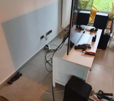 Il aura fallu démonter les différentes prises pour retrouver nos gaines (elec, antenne, réseau)