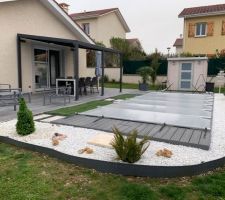 Piscine terrasse et pergola.