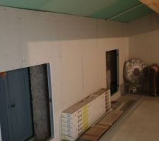 Doublure des murs du grenier.
