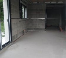 On voit par la fenêtres que les premiers rails sont posés.