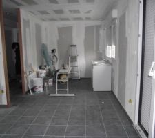 La cuisine vue du salon