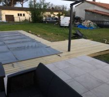 Terrasse mixte bois/carrelage sur plots.