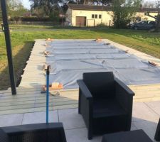 Terrasse mixte bois/carrelage sur plots.