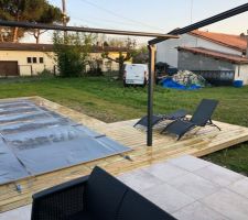 Terrasse mixte bois/carrelage sur plots.