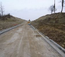 Quelques mois plus tard le chantier suit son court. voici l'acces au lotissement