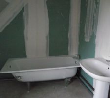 La salle de bain 
que c est moche le lavabo