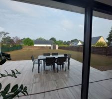 Petite vue intérieure extérieure, le gazon pousse enfin....on a eu de la pluie cette nuit youpiiiii