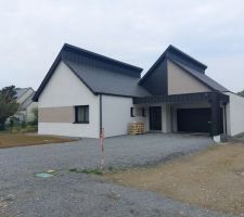 Voilà le carport en cours de finition, la pierre vient d'arriver , la pose commence lundi