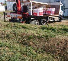 Première livraison des matériaux pour la terrasse et les clôtures.