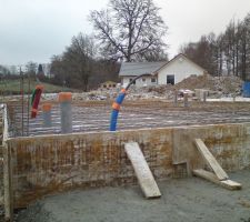 Les arrivées et évacuation d'eaux usées du cellier.
