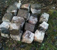 Au retour de la d&eacute;chetterie, quelques pav&eacute;s du nord s'&eacute;taient perdus, abandonn&eacute;s sur un mont de gravats, on leur trouvera bien une place....
