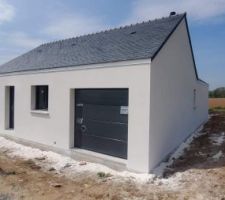 À peine 4 mois depuis le début des travaux,enduit terminé, semaine prochaine zinguerie et la suivante intervention du plaquiste pour pose des rails,électricien pour pause de la pieuvre et plombier.
Avancement très rapide,rien à dire.