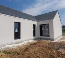 À peine 4 mois depuis le début des travaux,enduit terminé, semaine prochaine zinguerie et la suivante intervention du plaquiste pour pose des rails,électricien pour pause de la pieuvre et plombier.
Avancement très rapide,rien à dire.
