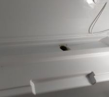 Le trou exutoire au fond du frigo, agrandi par les souris