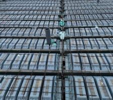 Un autre jour, une nouvelle bourde : ils s'apprêtent à couler la dalle, et oh surprise, ils ont omis certains détails, comme les attentes pour les poteaux soutenant la dalle en béton du R+1 et la bonne position des conduits sanitaires. Rien de très grave, mais grrrrrrr. On dirait qu'il a plus de compétences en tant que fleuriste qu'en tant que maçon.
