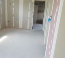 Notre future cuisine avec la porte donnant au garage