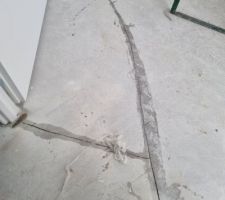 Chape à l'étage fissuré dans 3 pièces. Est ce vraiment normal?