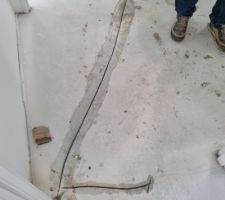 Chape à l'étage fissuré dans 3 pièces. Est ce vraiment normal?