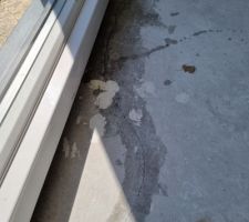 Chape à l'étage fissuré dans 3 pièces. Est ce vraiment normal?