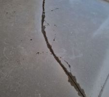 Chape à l'étage fissuré dans 3 pièces. Est ce vraiment normal?