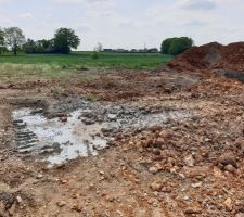 Dégradations sur terrain voisin (excès terre et silex nous appartenant + vidange nettoyage toupie)