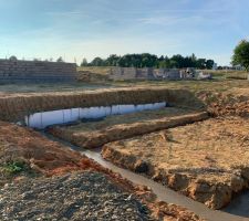 Gros béton coulé dans fouilles profondes