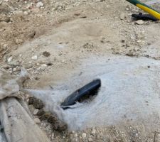 Arrivée d?eau chantier abimée par une des entreprises. Grosse fuite quand on met l?eau.