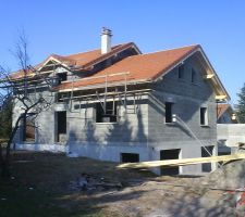 La couverture est finie, juste à temps pour les congés!

Ca commence à prendre forme et on commence à vraiment s'imaginer à l'intérieur.