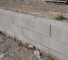 Le montage des blocs du vide sanitaire a commenc&eacute; samedi dernier. Je ne suis pas experte mais le travail a l'air propre ! ?