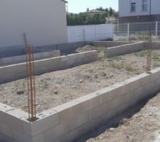 Le montage des blocs du vide sanitaire a commenc&eacute; samedi dernier. Je ne suis pas experte mais le travail a l'air propre ! ?