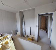 Chambres enfants : placards et espace bureau encastré