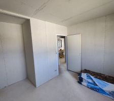 Chambres enfants : placards et espace bureau encastré
